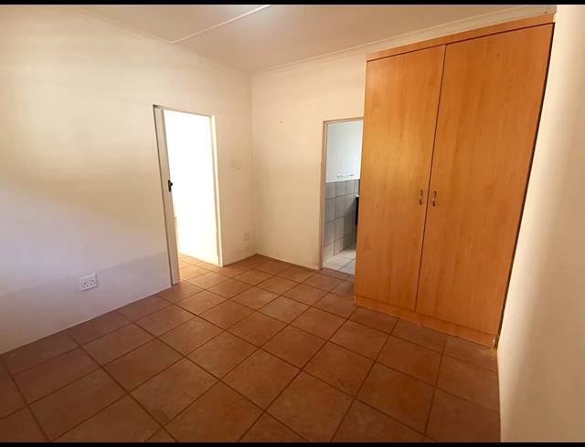 1 BEDROOM FREESTANDING TO LET IN HILLCREST CENTRAL